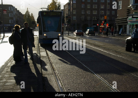 Amsterdam Olanda il Tram arriva alla fermata del tram Foto Stock