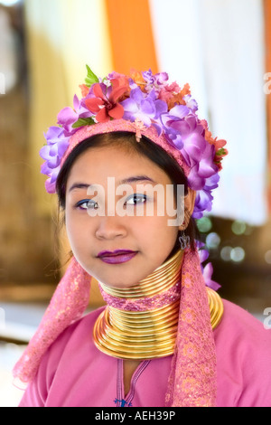 Giovane donna di Karen giraffa tribù del nord della Thailandia Foto Stock