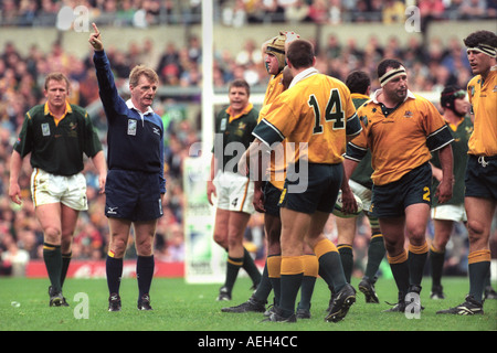 Arbitro Derek Bevan del Galles a prendere la carica dell'Australia v South Africa rugby partita internazionale a Twickenham Inghilterra REGNO UNITO Foto Stock