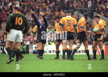 Arbitro Derek Bevan del Galles a prendere la carica dell'Australiano v South African rugby partita internazionale a Twickenham Inghilterra REGNO UNITO Foto Stock