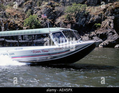 Una jet boat porta gli esploratori del fiume fino le rapide sul fiume Snake in Hell s Canyon Idaho Foto Stock