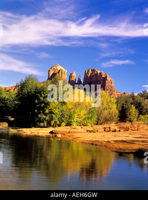 Cattedrale Rock riflette in Oak Creek Arizona Foto Stock