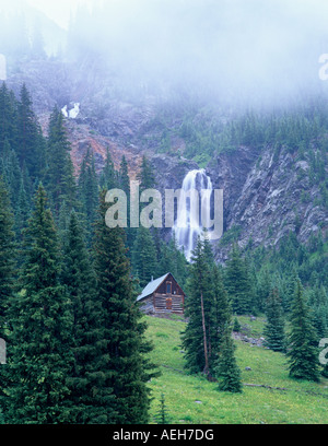 Cabina e cascata vicino Silverton Colorado Foto Stock