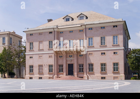 Il municipal town hall durante l ora della siesta nel villaggio di Loano Liguria Italia Foto Stock