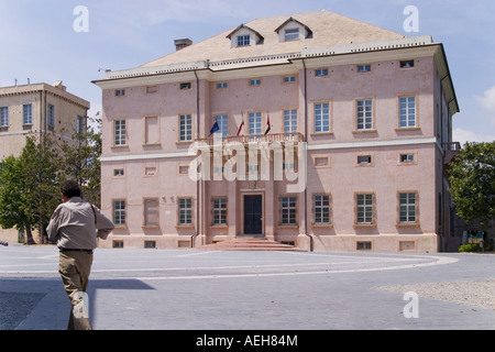 Il municipal town hall durante l ora della siesta nel villaggio di Loano Liguria Italia Foto Stock