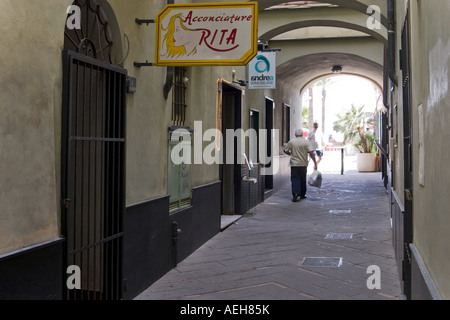 Il pittoresco e i passaggi nella città di Loano durante l ora della siesta nel villaggio di Liguria Italia Foto Stock