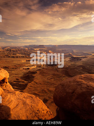 Sun spiata attraverso nuvole temporalesche a Green River si affacciano sul Parco Nazionale di Canyonlands Utah Foto Stock