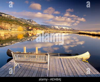 Panca sulla darsena di stagno in estate il lago Inn Estate Lago di Oregon Foto Stock