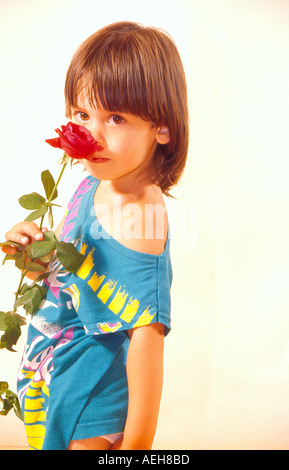 Ragazza odori su rose. Foto di Willy Matheisl Foto Stock