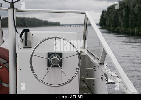 Barca da pesca cockpit che mostra ha parlato il volante sul fiume Pielisjoki nella città di Joensuu Finlandia Foto Stock