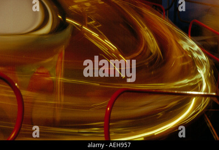 Giostra in movimento durante la notte all'Oktoberfest di Monaco , Baviera Germania Europa. Foto di Willy Matheisl Foto Stock