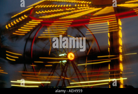 Giostra in movimento durante la notte al Oktoberfest Monaco di Baviera Germania Europa. Foto di Willy Matheisl Foto Stock
