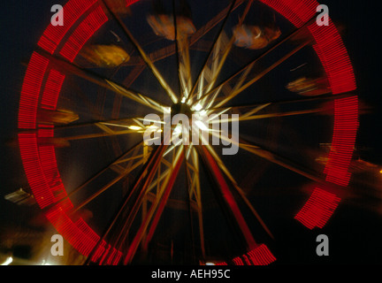 Ruota panoramica Ferris in movimento durante la notte al Oktoberfest Monaco Baviera Germania. Foto di Willy Matheisl Foto Stock