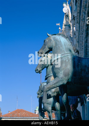 Grandi cavalli scolpiti nella parte anteriore del st marc i marchi della cattedrale di Venezia, Foto Stock