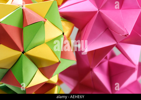 Colorato Origami luminose figure astratte poliedri Foto Stock