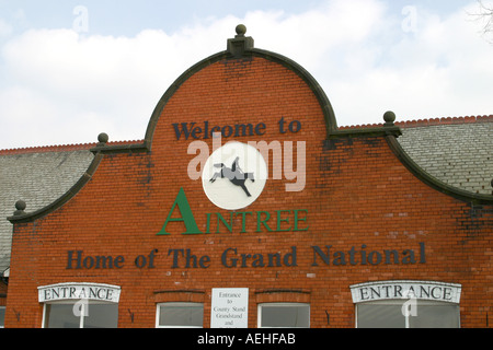 La famosa in tutto il mondo l'Aintree Racecourse, casa del Gran National Foto Stock