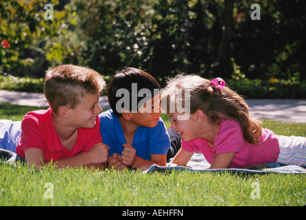 Bambini che giocano sul prato signor © Myrleen Pearson Foto Stock