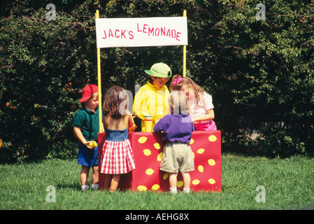 I bambini presso la limonata in stallo Foto Stock