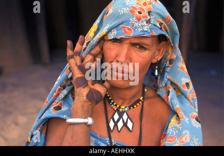 Mali Bamba, donna matura della tribù Tuareg con henna sulle mani. Collana tipico per il Tuareg le donne in questa parte del Mali Foto Stock