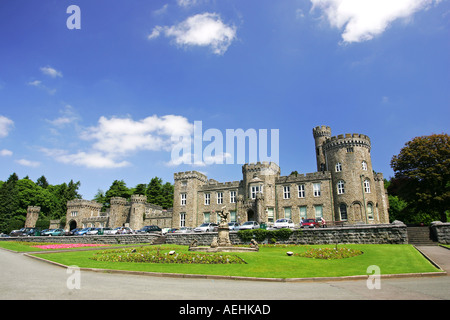 Visualizzazione classica di Cyfarthfa Castle Merthyr Tydfil e bellissimi giardini sul bordo del Brecon Beacons metà Glamourganshire Galles Foto Stock