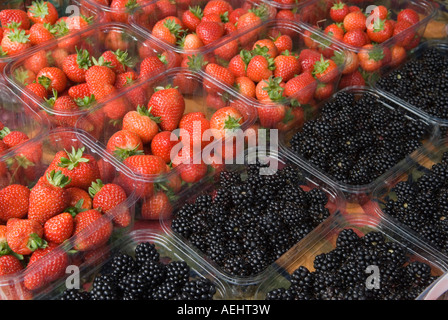 Fragole di more in vendita in contenitori di plastica trasparente presso un mercato agricolo di Queens Park, Londra, Inghilterra, anni '2007 2000, Regno Unito, HOMER SYKES Foto Stock