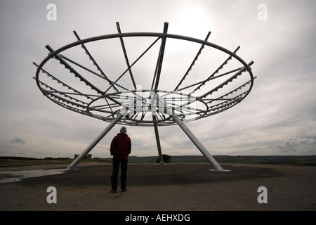 La scultura, uomo in piedi sotto la alo, Panopticon, Haslingden, REGNO UNITO Foto Stock