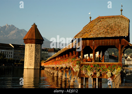 Lucerna luzern Svizzera Chapel Bridge o Kapellbrucke Water Tower Foto Stock