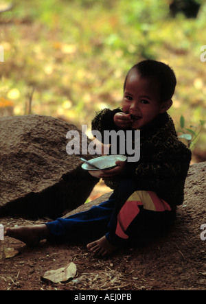 Bambino thailandese di mangiare il riso. chiang mai. la Thailandia. Foto Stock