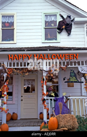 Questo negozio locale in Utah, Stati Uniti d'America comically decorate il loro posto nei pressi di Halloween come è stata una delle streghe flying academy. Foto Stock