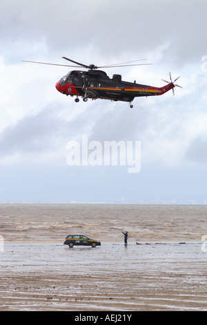 Aria belga mare forza re di effettuare una ricerca e salvataggio winching display a Weston Super Helidays 2007 Foto Stock
