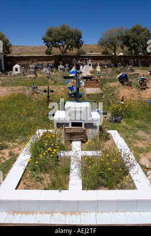 Una tomba in Santa Catalina cimitero Provincia de Salta Argentina si tratta di un cimitero tipico della regione del nord ovest del countr Foto Stock