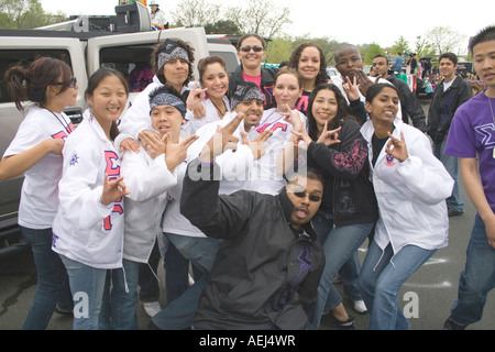Sigma Lambda Gamma sorority Latina sorelle preparando a marzo in parata. Cinco de Mayo Fiesta. 'St Paul' Minnesota USA Foto Stock