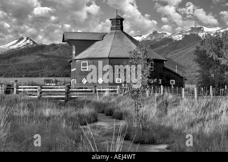 Terreni agricoli vicino a Giuseppe con fienile e streaming di Oregon Foto Stock