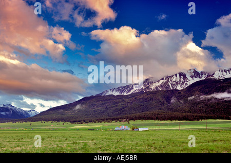Terreni agricoli vicino a Giuseppe Oregon con il tramonto nuvole sopra le montagne Wallowa Foto Stock