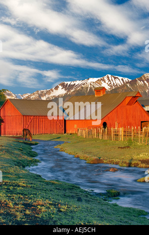 Terreni agricoli vicino a Giuseppe con flusso di granaio e cavallo Oregon Foto Stock