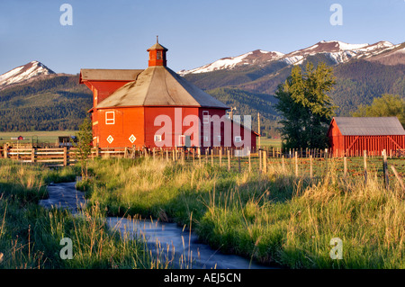 Terreni agricoli vicino a Giuseppe con fienile e streaming di Oregon Foto Stock