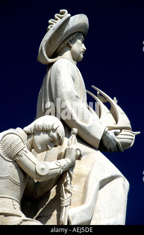 Dettaglio dei navigatori monumento di Lisbona, PortugalRiver Tagus xx secolo scultura (Padrão dos Descobrimentos) Foto Stock