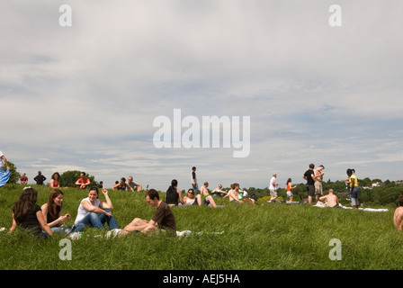 Hampstead Heath, Parliament Hill Fields attirano giovani e i londinesi godono del sole estivo. Inghilterra anni '2012 2010 Regno Unito HOMER SYKES Foto Stock