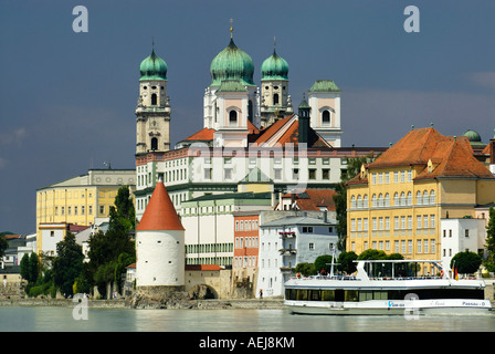 Passau Bassa Baviera Germania Cattedrale St Stephan sopra la torre Schaibling e il fiume Inn Foto Stock