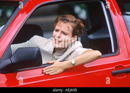 Donna infelice in auto Foto Stock