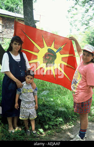 Mohawk madre di famiglia e bambini in Oka Québec - Foto scattata un anno dopo la famigerata crisi Oka Foto Stock