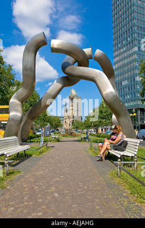 L'imperatore Wilhelm Chiesa della Memoria, il vecchio e il nuovo edificio con la statua "Berlino' sulla Breitscheidplatz a Berlino, Germania Foto Stock