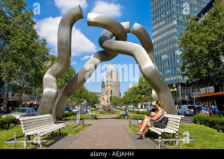 L'imperatore Wilhelm Chiesa della Memoria, il vecchio e il nuovo edificio con la statua "Berlino' sulla Breitscheidplatz a Berlino, Germania Foto Stock