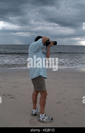 L'uomo con una telecamera in Flamingo Beach, Costa Rica Foto Stock