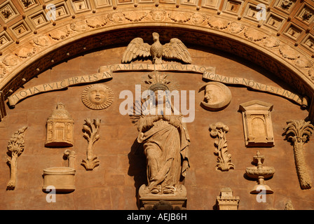 Madonna Sopra la porta di ingresso del kathedral. Palma de Mallorca / Spagna Foto Stock