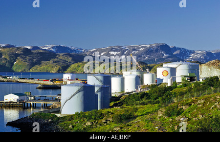 Serbatoi di olio nei pressi di Hammerfest, Norvegia settentrionale, Norvegia Foto Stock