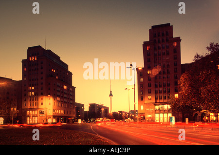 Appartamento Case, Karl-Marx-Allee, Friedrichshain di Berlino, Germania Foto Stock