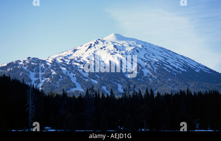 Una vista del monte Bachelor e Mount Bachelor Ski Area lungo la cascata laghi autostrada vicino la curvatura Oregon Foto Stock