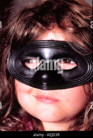 5 yr old girl in una maschera Foto Stock