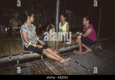 Tradizionale braccialetti di ottone su womens avambracci Mompilis Longhouse vicino a Kudat Sabah Borneo Malese Foto Stock